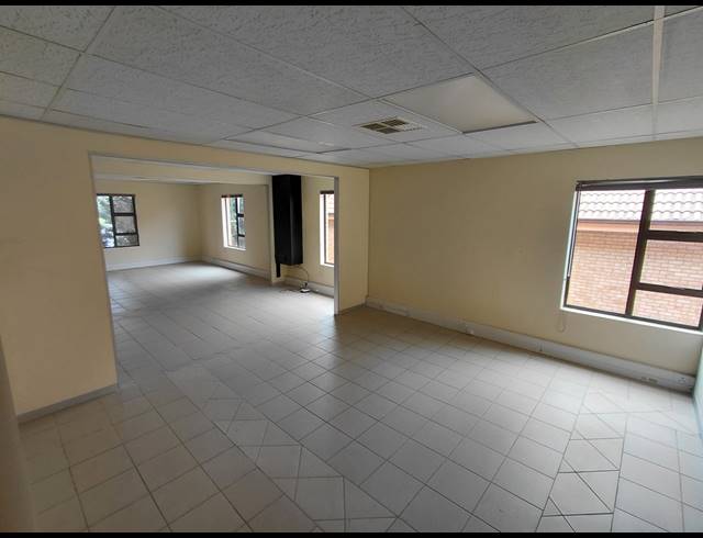 202M² OFFICE TO LET IN FOURWAYS
